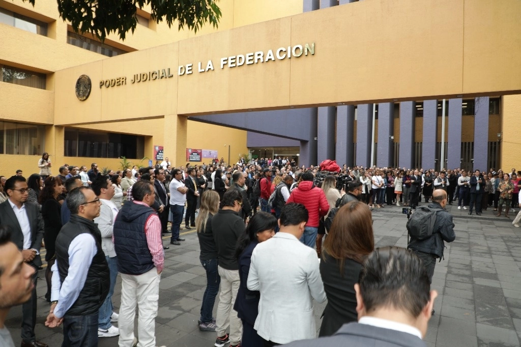 Trabajadores del PJF protestan ante la posible aprobación de la reforma al Poder Judicial, en la sede alterna de la SCJN ubicada en la alcaldía Álvaro Obregón, en la Ciudad de México, el 25 de junio de 2024. Foto Jaír Cabrera Torres