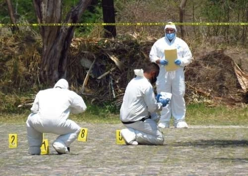 Peritos recaban evidencias en una vivienda del fraccionamiento Real Vista Hermosa, en Colima, donde fueron asesinados el juez Uriel Villegas y su esposa. Foto 'La Jornada' / Archivo 