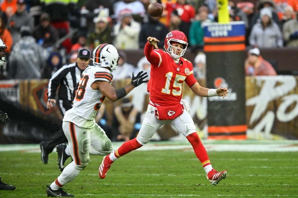 Mahomes cojeó hasta la línea lateral y Carson Wentz jugó el resto del duelo en su lugar, pero el dos veces MVP aseguró después que habría presionado para jugar si los Browns se hubieran acercado a una anotación. Foto Ap
