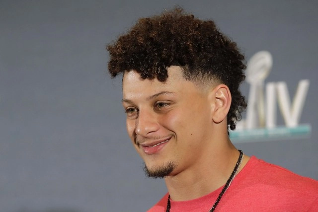 El quarterback de los Jefes de Kansas City, Patrick Mahomes, habla a la prensa el 3 de febrero de 2020, en Miami, un día después de que su equipo conquistara el Supertazón. Foto Ap
