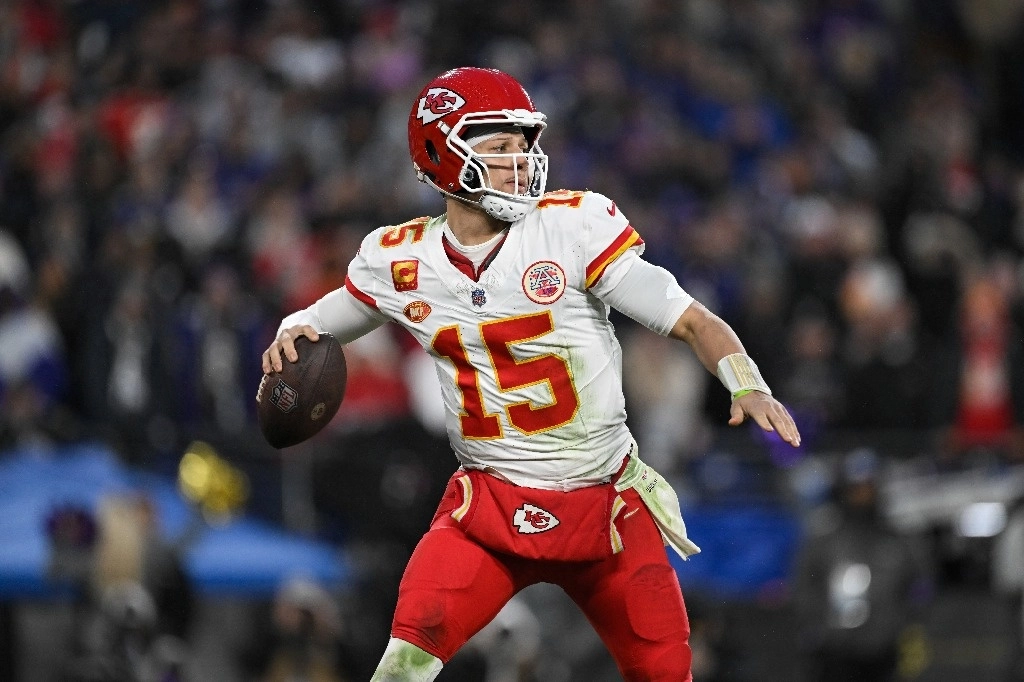 El mariscal de campo de los Kansas City Chiefs, Patrick Mahomes (15), lanza un pase durante la segunda mitad del partido de futbol americano de la NFL por el Campeonato de la AFC contra los Baltimore Ravens.Foto Ap / Archivo