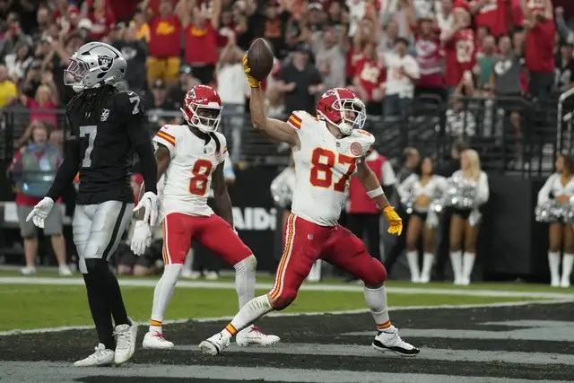 El objetivo más importante de Mahomes fue Travis Kelce, quien logró 10 recepciones para 90 yardas, ambos representaron sus mejores registros de la temporada. Foto Ap