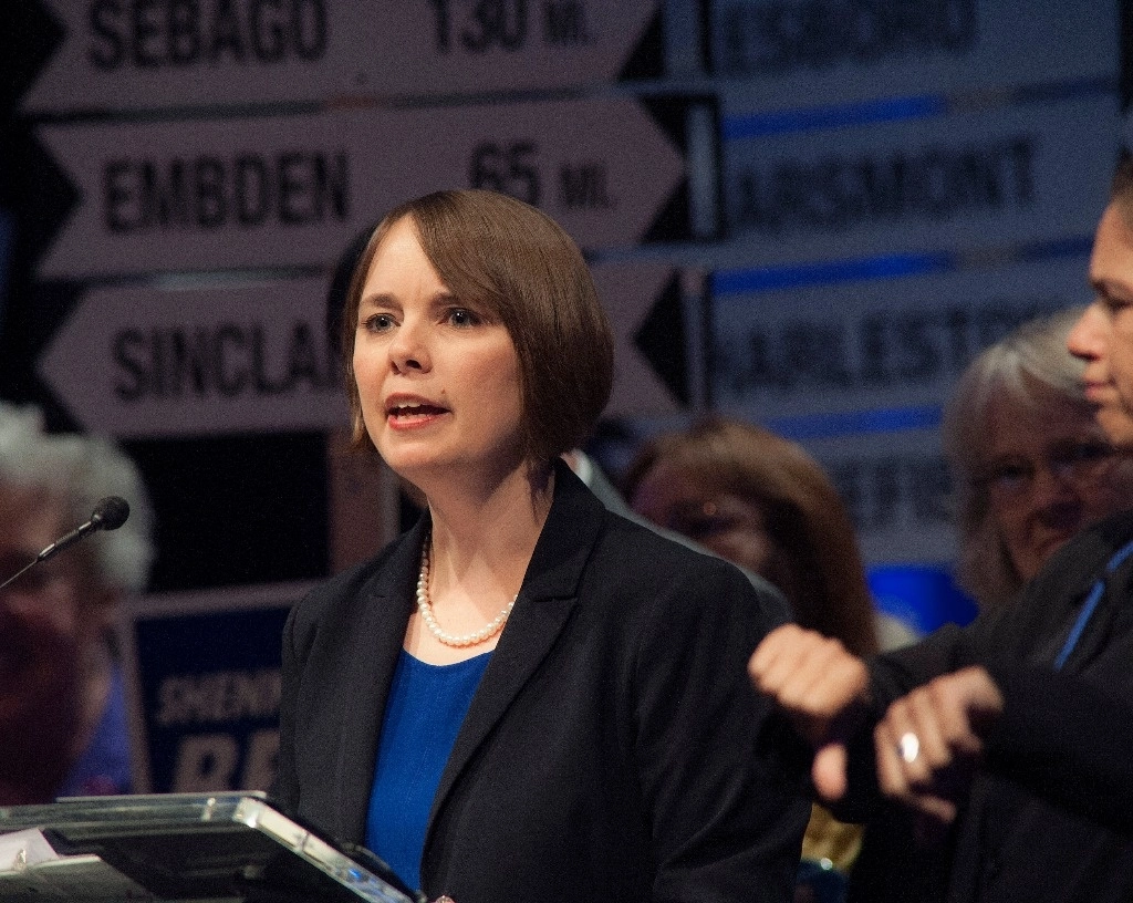 Después de la votación, Shenna Bellows dijo que se mantenía firme en su valoración de que el intento de destitución era un “teatro político” y que actuó como exige la ley estatal. Foto Ap.
