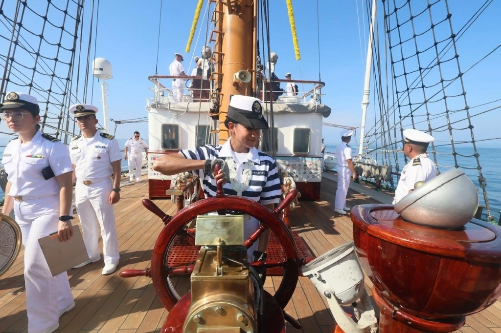 Tripulantes del Buque Escuela Velero Cuauhtémoc arriban al puerto de Acapulco, Guerrero, el 14 de diciembre de 2024. Foto Luis Castillo