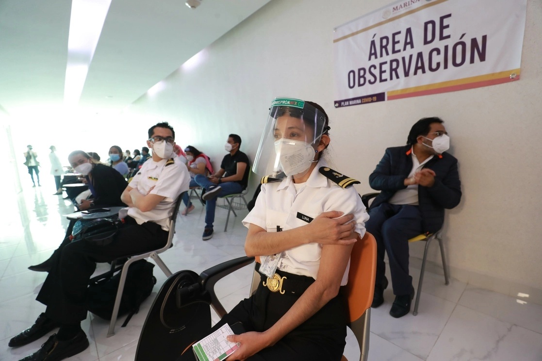 En imagen de archivo, personas en el área de observación después de aplicarse la vacuna contra el Covid-19, en los módulos de la Semar en la CDMX. Foto Luis Castillo