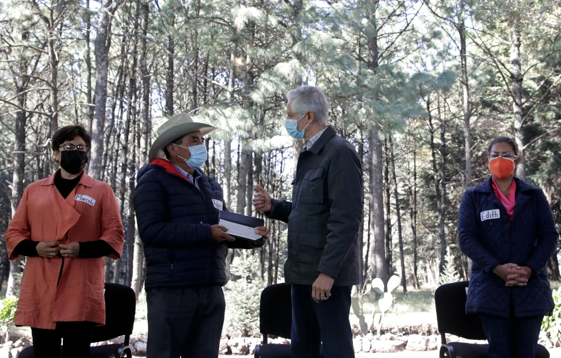 Alfredo del Mazo, gobernador del Estado de México estuvo en el municipio de Ocoyoacac para entregar apoyos forestales, el 13 de enero de 2022. Foto tomada del Twitter de @alfredodelmazo