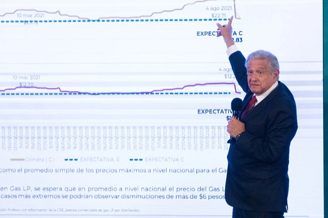 "Cuenta con nosotros", dijo el presidente Andrés Manuel López Obrador a la periodista Azucena Uresti en la mañanera de ayer, ante las amenazas de un grupo de la delincuencia organizada contra ella y otros medios. Foto Pablo Ramos