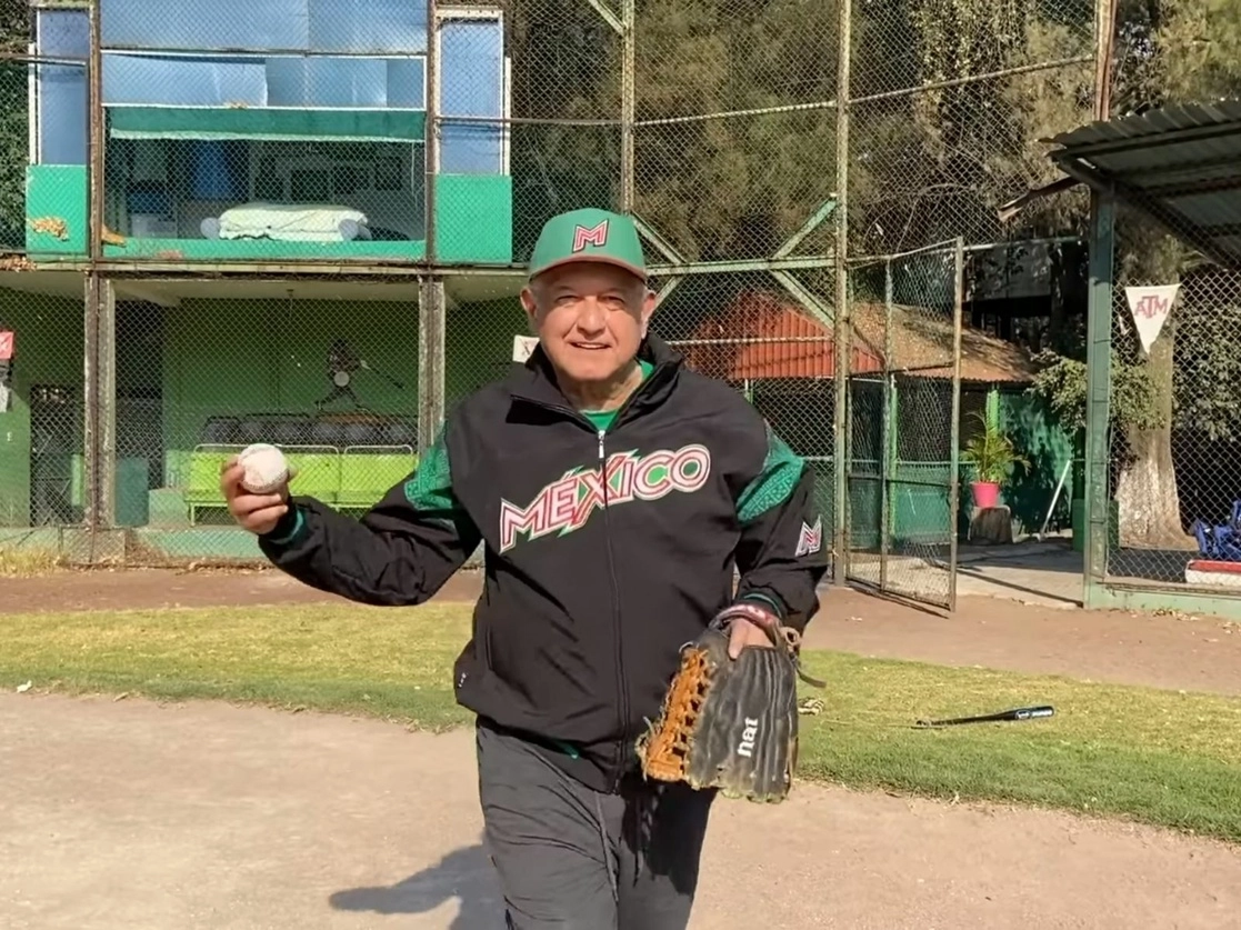 El presidente López Obrador durante una práctica de beisbol, el pasado 4 de enero de 2021. Imagen tomada de un video difundido a través del Twitter de @lopezobrador_