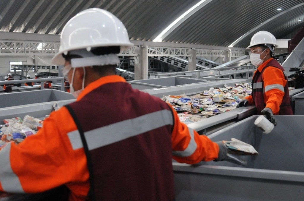Trabajadores de la planta de selección de residuos de la GAM, en la Ciudad de México. Foto Cuartoscuro 