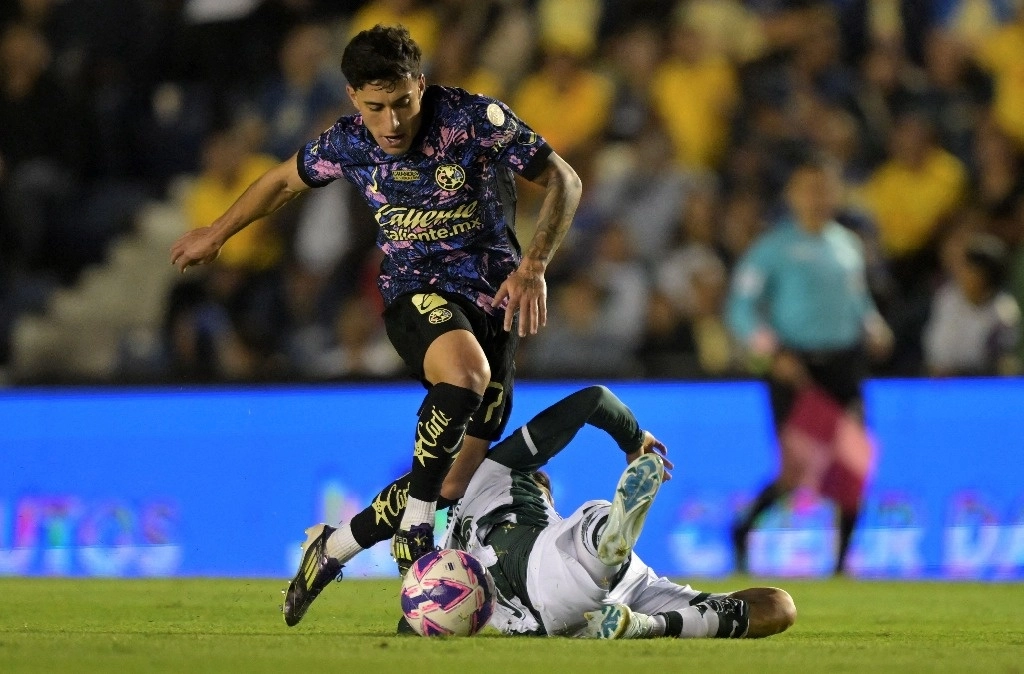 Aún sumergido en el enredo de no encontrar un mejor rumbo, el actual bicampeón del futbol mexicano solventó el apuro de vencer al sotanero Santos (3-0) recurriendo a una de sus fórmulas más conocidas, la que se limita a convertir dos de sus tantas jugadas sin que haya que dar explicaciones. Foto Afp.