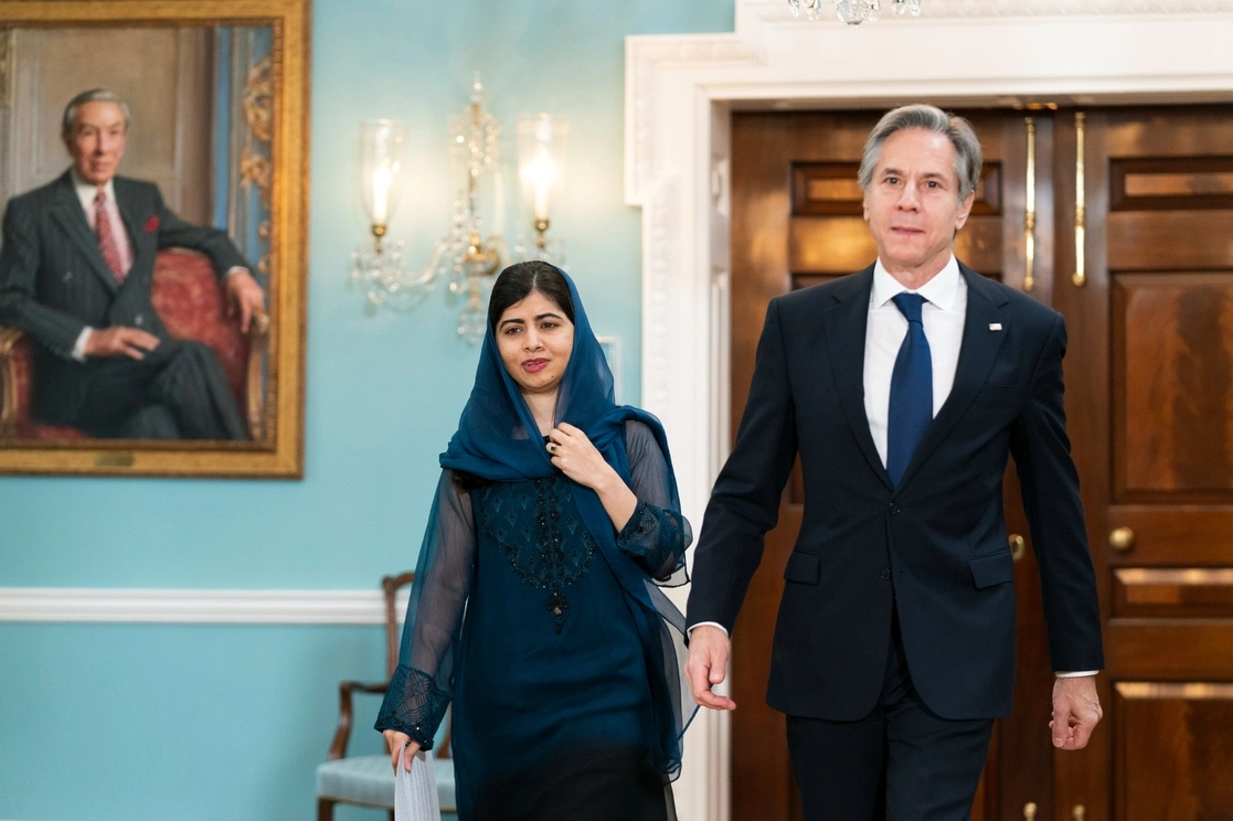 El secretario de Estado, Antony Blinken, y la activista paquistaní Malala Yousafzai, caminan hacia la Sala de Tratados del Departamento de Estado de EU. Foto Ap