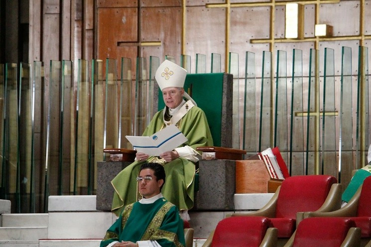 Carlos Aguiar Retes, arzobispo primado de México, en la misa oficiada este domingo en la Basílica de Guadalupe. Foto tomada de desdelafe.mx