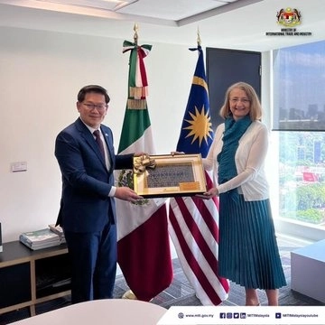 La Subsecretaria de Comercio Exterior de México y el  viceministro de Comercio Internacional e Industria de Malasia, Datuk Lim Ban Hong, el pasado 27 de junio. Foto @luzmadelamora