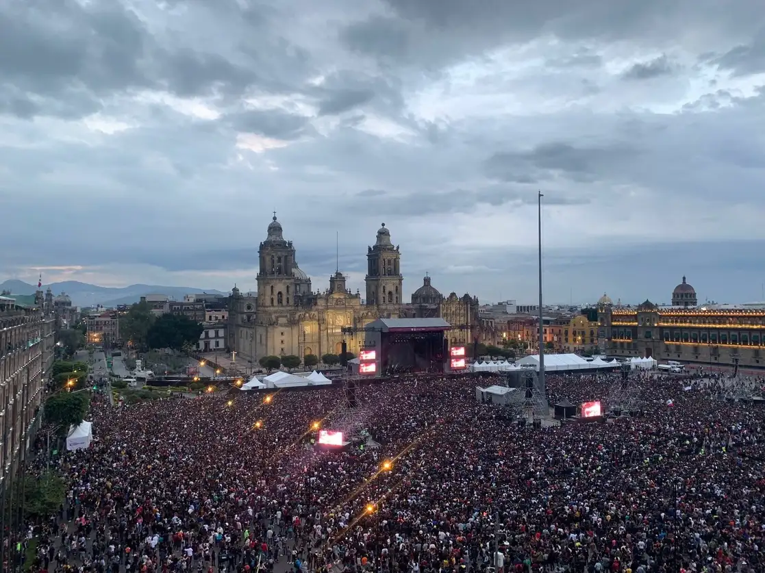 Aspectos del concierto nocturno de La Maldita Vecindad en el Zócalo de la CDMX. Foto Pablo Ramos