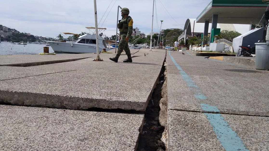 En el malecón se puede observar una fisura que se extiende por aproximadamente 30 metros de longitud, y unos 10 centímetros de ancho. Foto Héctor Briseño