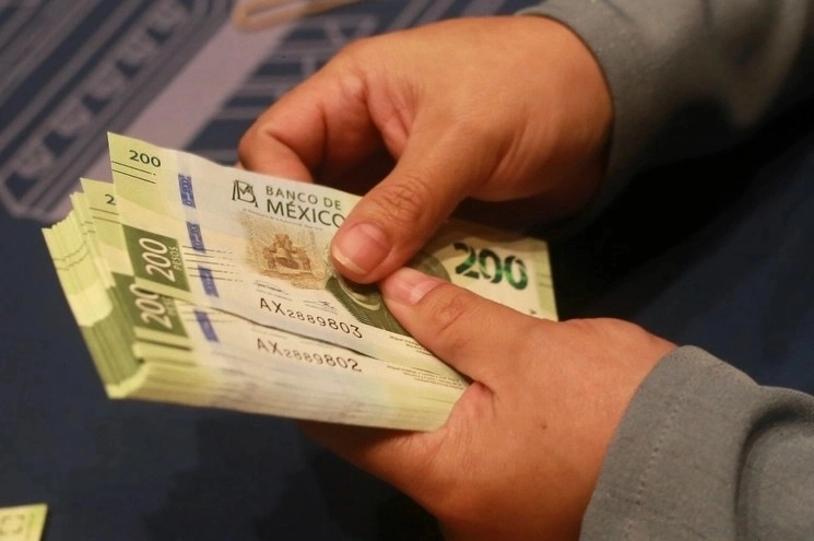 Una persona cuenta billetes de 200 pesos mexicanos en imagen de archivo. Foto Luis Castillo 