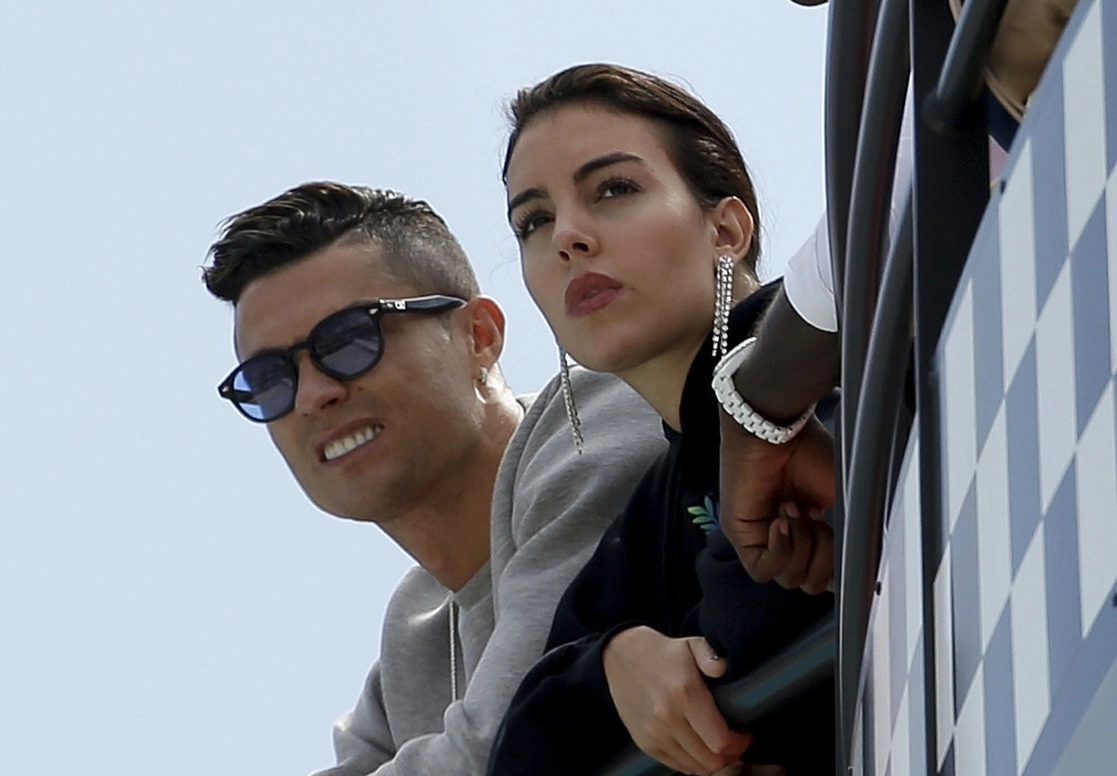 Cristiano Ronaldo junto a su pareja Georgina Rodríguez, mientras disfrutan de la segunda sesión de práctica en el hipódromo de Mónaco, el 23 de mayo de 2019. Foto Ap / Archivo