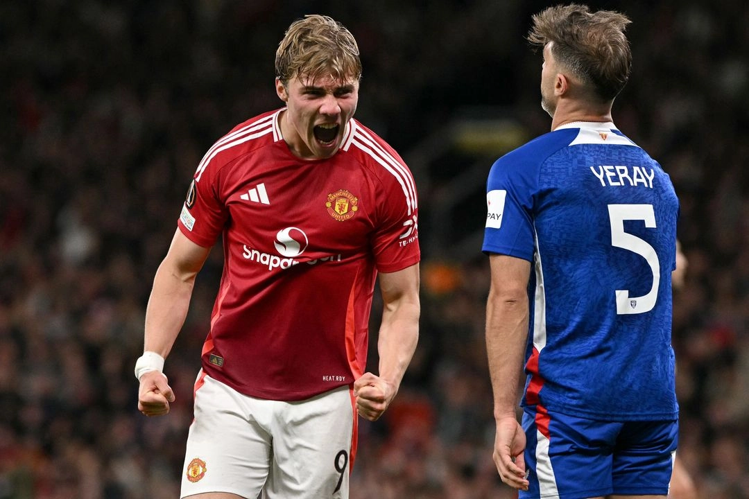 El delantero danés #09 del Manchester United, Rasmus Hojlund (izq.), celebra tras anotar el tercer gol del Manchester United durante el partido de vuelta de las semifinales de la UEFA Europa League entre el Manchester United y el Athletic Club Bilbao en el estadio Old Trafford de Manchester, noroeste de Inglaterra, el 8 de mayo de 2025.  Foto