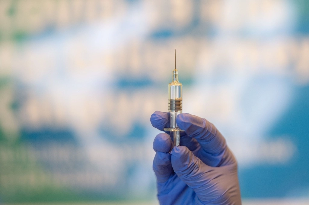 Dosis de Sinovac Biotech, una potencial vacuna contra Covid-19, durante la tercera etapa de prueba en el Hospital Acibadem, en Estambul. Foto AFP