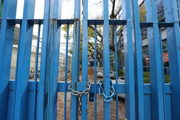 Una de las entradas de la Facultad de Filosofía y Letras de la UNAM cerrada por paro. Foto Yazmín Ortega Cortés