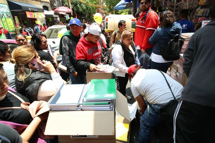 Padres de familia compran útiles escolares, previo al regreso a clases, en la calle de Mesones, en el Centro Histórico. Foto María Luisa Severian