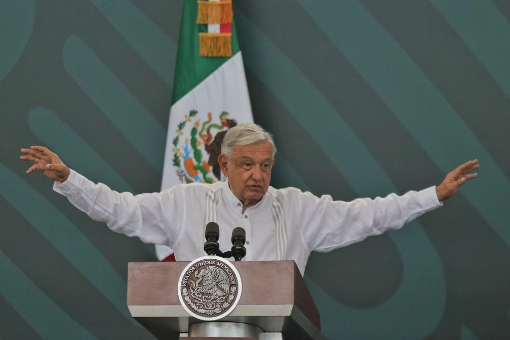El presidente Andrés Manuel López Obrador, durante su conferencia de prensa matutina en Campeche, el 15 de diciembre de 2023. Foto Marco Peláez


