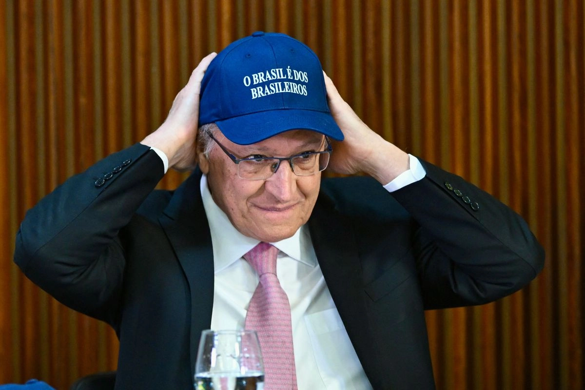 El vicepresidente de Brasil y MInistro de Comercio e Industria, Geraldo Alckmin, se pone una gorra con la leyenda "Brasil pertenece a los brasileños", durante una reunión ministerial en el Palacio Planalto, en Brasilia.  Foto 