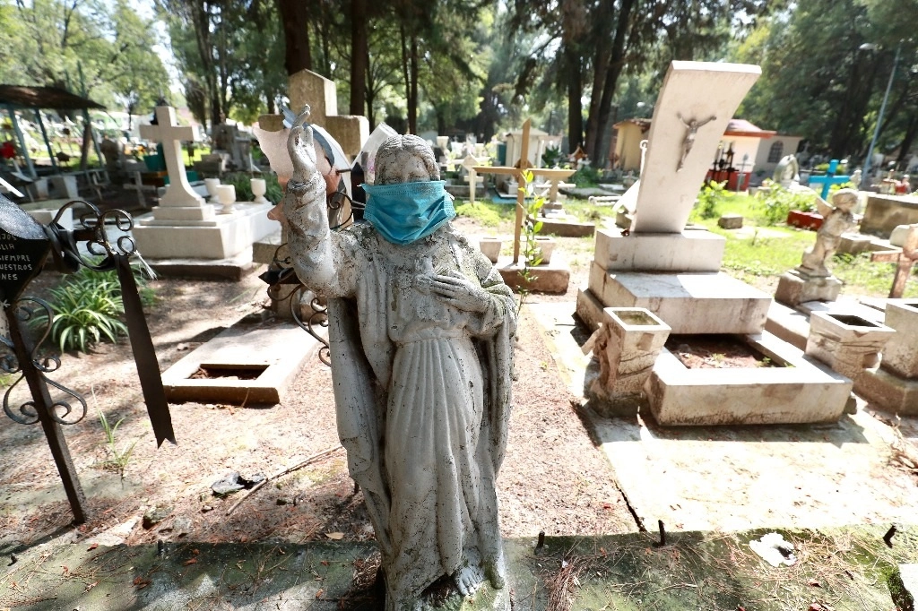 Aspectos del panteón de Xilotepec que permanece cerrado. El acceso es sólo para  trabajadores o para grupos reducidos de familiares que despiden a sus difuntos, como medida de control por la pandemida de Covid-19, en el contexto del Día de Muertos. Foto Luis Castillo 