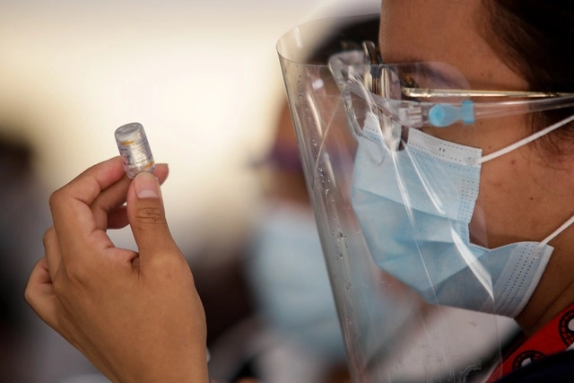 Personal de salud prepara una dosis de la vacuna antiCovid de Sinovac en la CDMX. Foto Xinhua