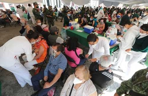 Ayer siguió la inoculación de adultos mayores en las carpas colocadas en la Benemérita Escuela Nacional de Maestros. Foto José Antonio López
