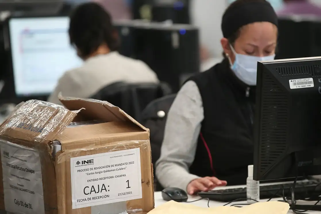 Una empleada del INE durante la revisión de firmas para el proceso de revocación de mandato. Foto: José Antonio López