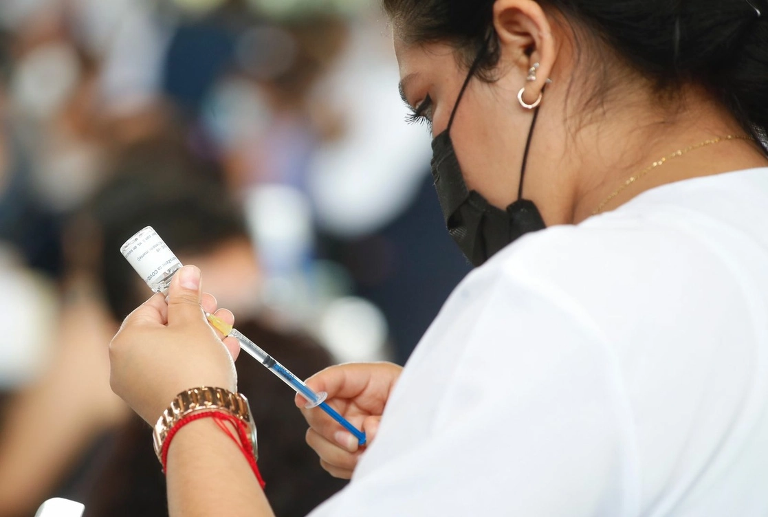 Personal de salud prepara una dosis de la vacuna contra Covid-19. Foto Cristina Rodríguez