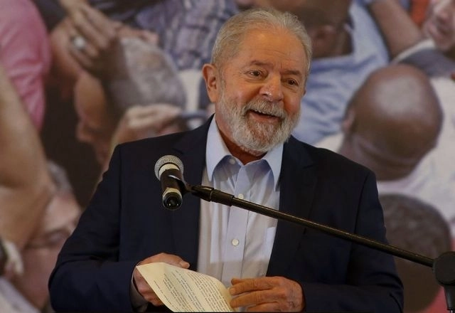 El presidente Andrés Manuel López Obrador dijo sentirse gustoso de la visita el ex mandatario brasileño Luis Ignacio Lula Da Silva. “Nos vamos a reunir mañana, vamos a desayunar aquí en Palacio Nacional”. Foto Afp / Archivo