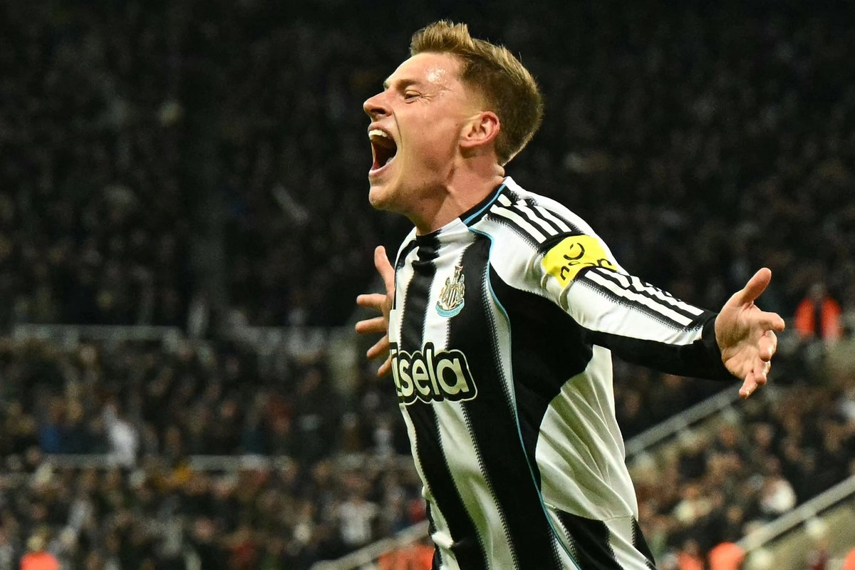 Harvey Barnes anotó a los minutos 64 y 70 para la causa del Newcastle, en el duelo ante Manchester City  de la fecha 12 de la Liga Premier, en el estadio St James' Park, el 22 de noviembre de 2025. Foto 