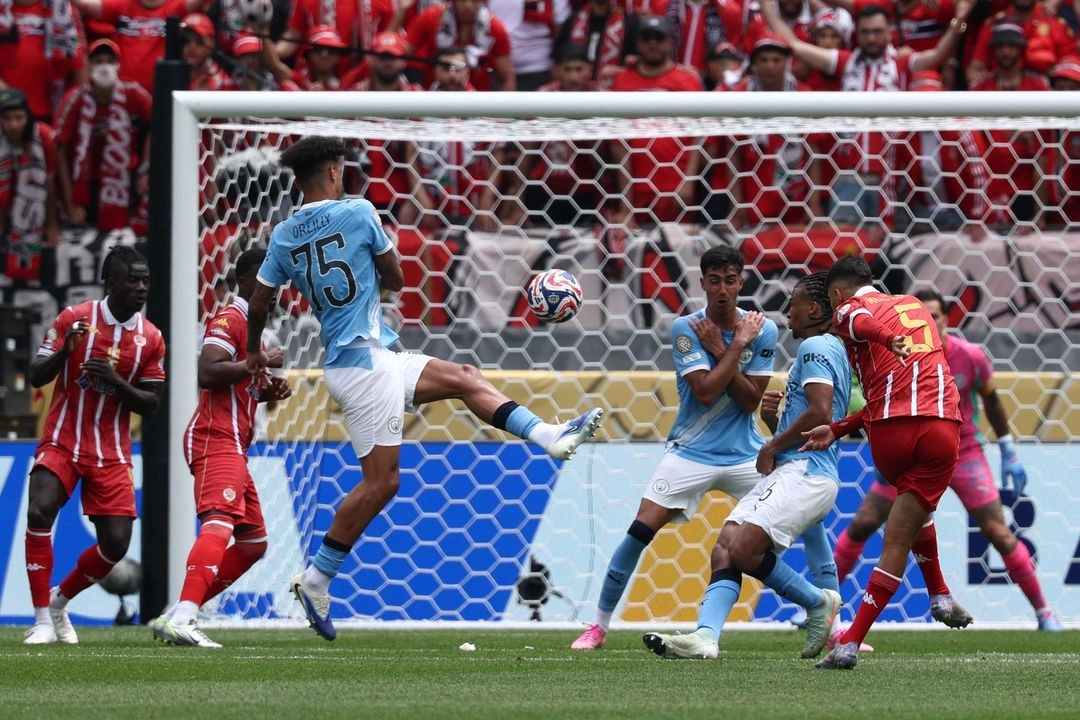 Vencedores de la pasada competición, cuando todavía se jugaba con siete participantes frente a los 32 actuales, el club inglés se impuso con tantos de Phil Foden y de Jérémy Doku en el Lincoln Financial Field, el 18 de junio de 2025. Foto 