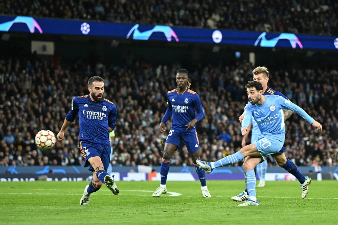 En un partido de intensas emociones, el City no aprovechó que siempre estuvo arriba en el marcador para dejar un resultado más contundente. En la imagen, Bernardo Silva al momento de marcar el cuarto gol de los locales. Foto Afp