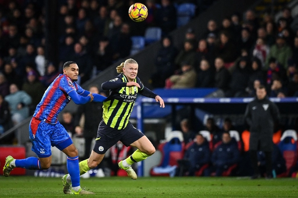 Erling Haaland (derecha) marcó uno de los goles del Manchester City frente a Crystal Palace. Foto Afp