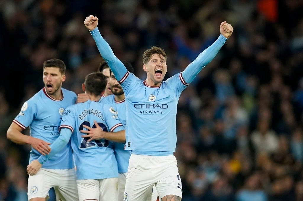 John Stones celebra su gol durante el juego entre Manchester City y Arsenal, que los 'Sky Blues' ganaron 4-1, lo que los pone a tiro para conseguir su tercera liga consecutiva.