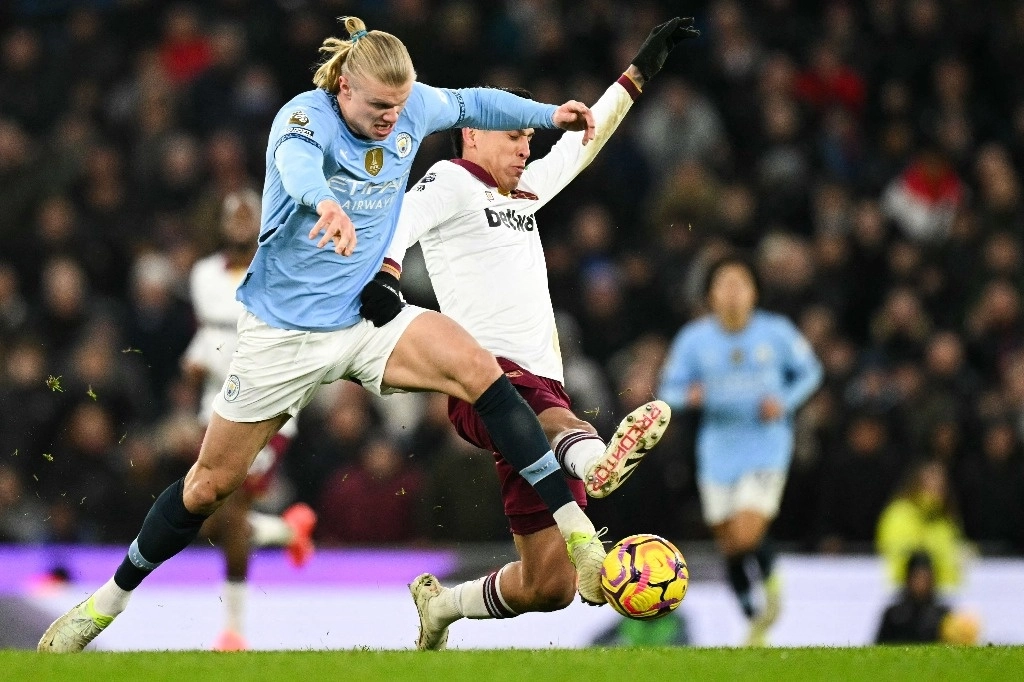 Con dos goles de Erling Haaland, el Manchester City hiló su segunda victoria en la Liga Premier. Foto Afp