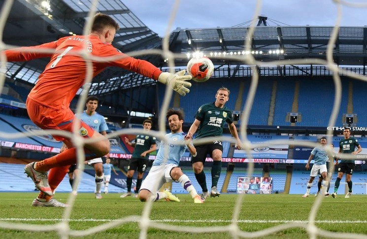 Manchester City goleó al Burnley  en un Etihad Stadium vacío. Foto Ap