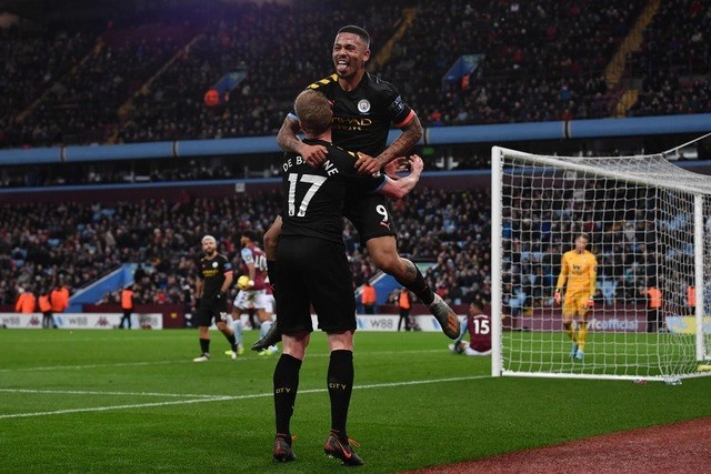 Feria de goles en el "Villa Park" en Birmingham. En la imagen, Gabriel Jesús del Manchester City celebra su anotación ante el Aston Villa. Foto Afp  