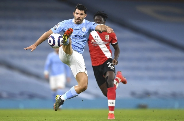 Sergio Agüero del Manchester City controla el balón en el duelo ante Southampton, partido adelantado de la fecha 33 de la Liga Premier. Foto Ap
