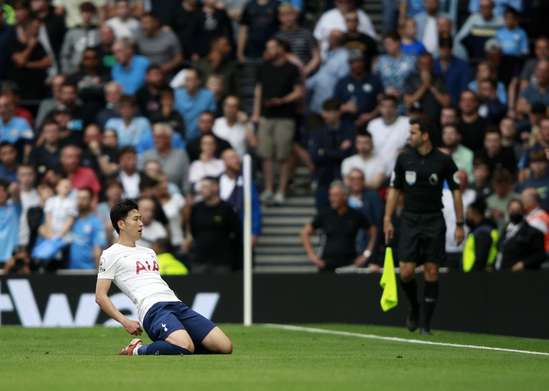 Son Heung-min del Tottenham celebra su anotación ante el campeón Manchester City en la fecha uno de la ‘Premier League’. Foto Ap