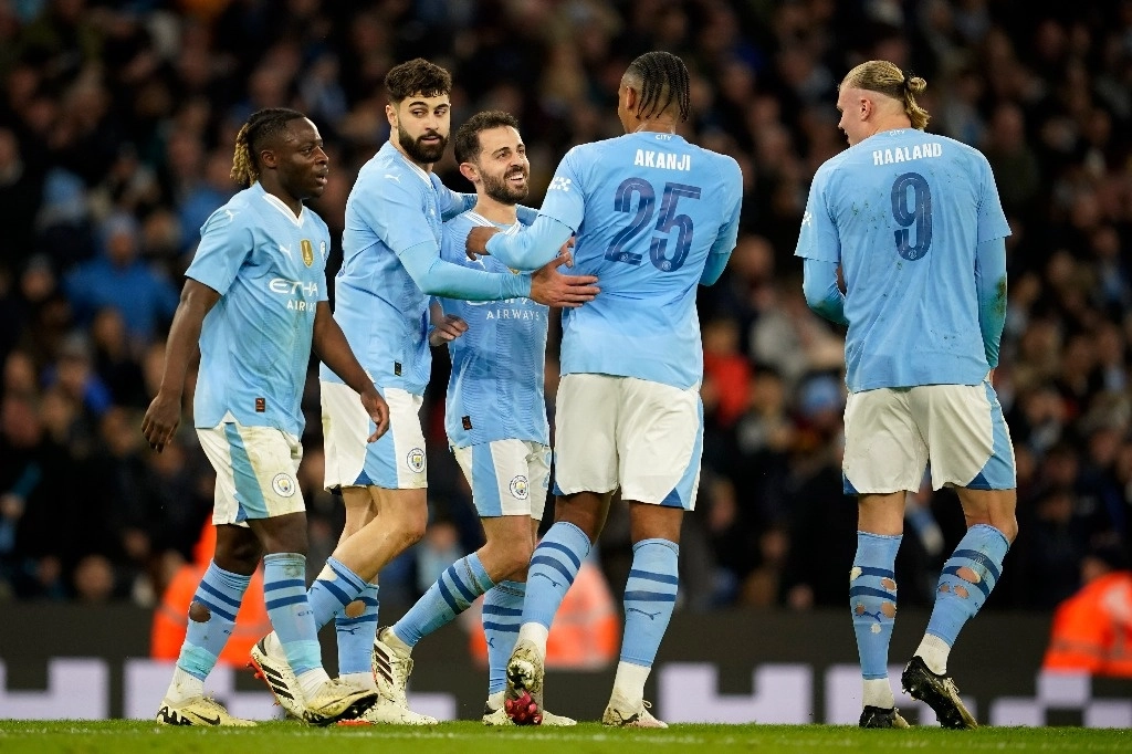 Bernardo Silva (centro) marcó los goles de la victoria del Manchester City ante Newcastle, en cuartos de final de la FA Cup. Foto Ap