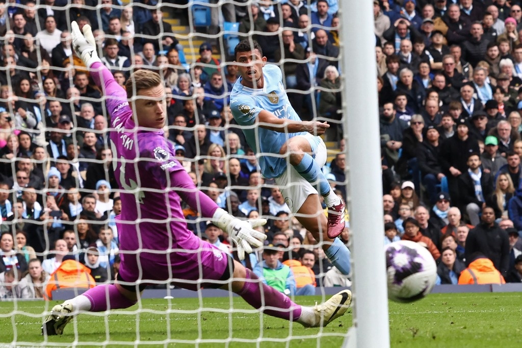 Manchester City regains leadership of the Premier League by beating Luton 5-1