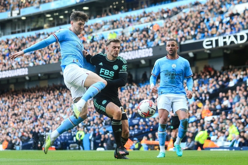 El Manchester City anunció que solicitó una autorización para aumentar la capacidad de su estadio hasta las 61 mil plazas, así como la creación de una zona de aficionados, una tienda, un museo y un hotel con 400 camas. En la imagen, un partido en el Etihad Stadium. Foto Afp / Archivo