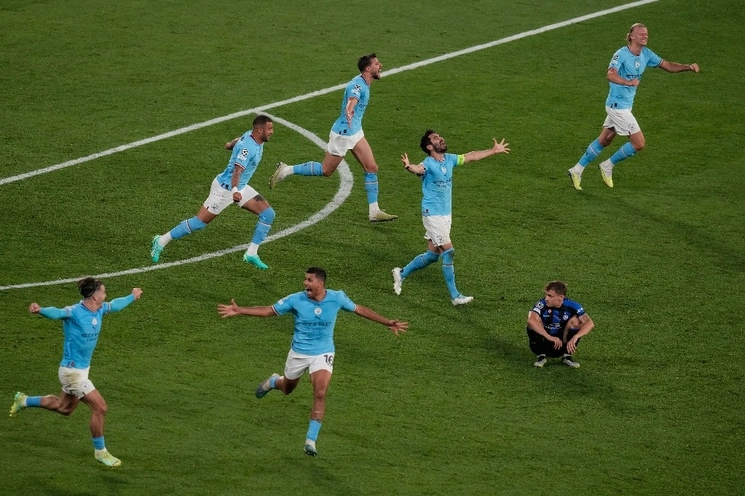 Tras el silbatazo final, los jugadores del City corrieron a celebrar la coronación del único torneo que faltaba en sus vitrinas. Fue un año espectacular para los ‘Citizens’, al campeonar también en la Liga Premier y la Copa FA. Foto Ap 
