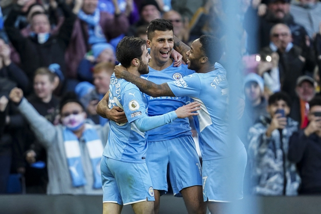 Bernardo Silva (izquierda), Rodrigo (centro) y Raheem Steerling fueron los anotadores del ‘City’ en la victoria de 3-0 sobre Everton. Foto Ap