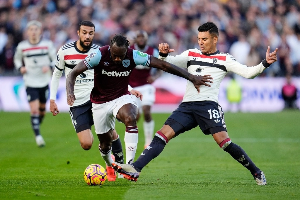 Casemiro del Manchester United derriba a Michail Antonio, del West Ham United, en el centro, durante el partido de la Liga Premier inglesa entre el West Ham United y el Manchester United en el Estadio de Londres, el domingo 27 de octubre de 2024. Foto Ap