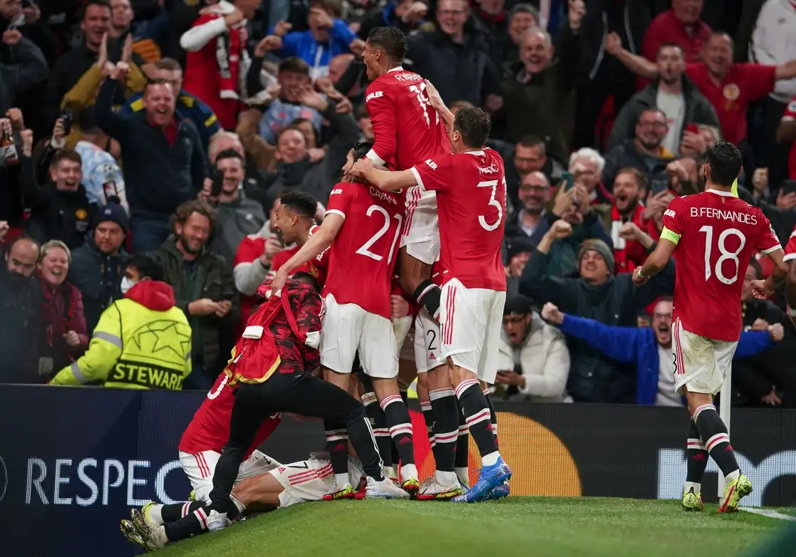 Los jugadores del Manchester  celebran el gol de último minuto. Foto Ap